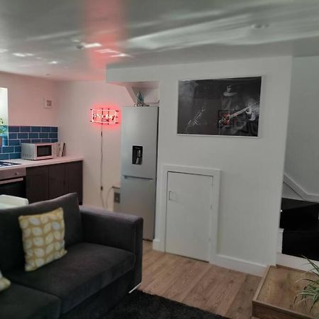 The Old Bar In Wiltshire - 1 Bedroom Guesthouse Chippenham  Buitenkant foto