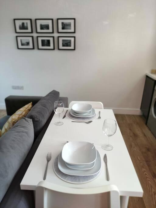 The Old Bar In Wiltshire - 1 Bedroom Guesthouse Chippenham  Buitenkant foto