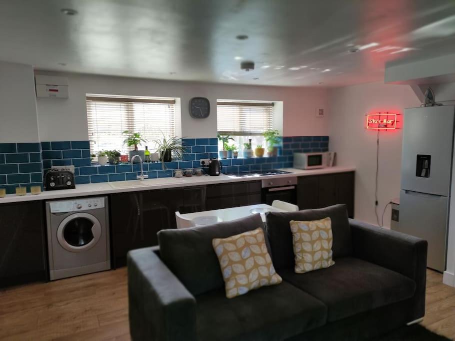 The Old Bar In Wiltshire - 1 Bedroom Guesthouse Chippenham  Buitenkant foto